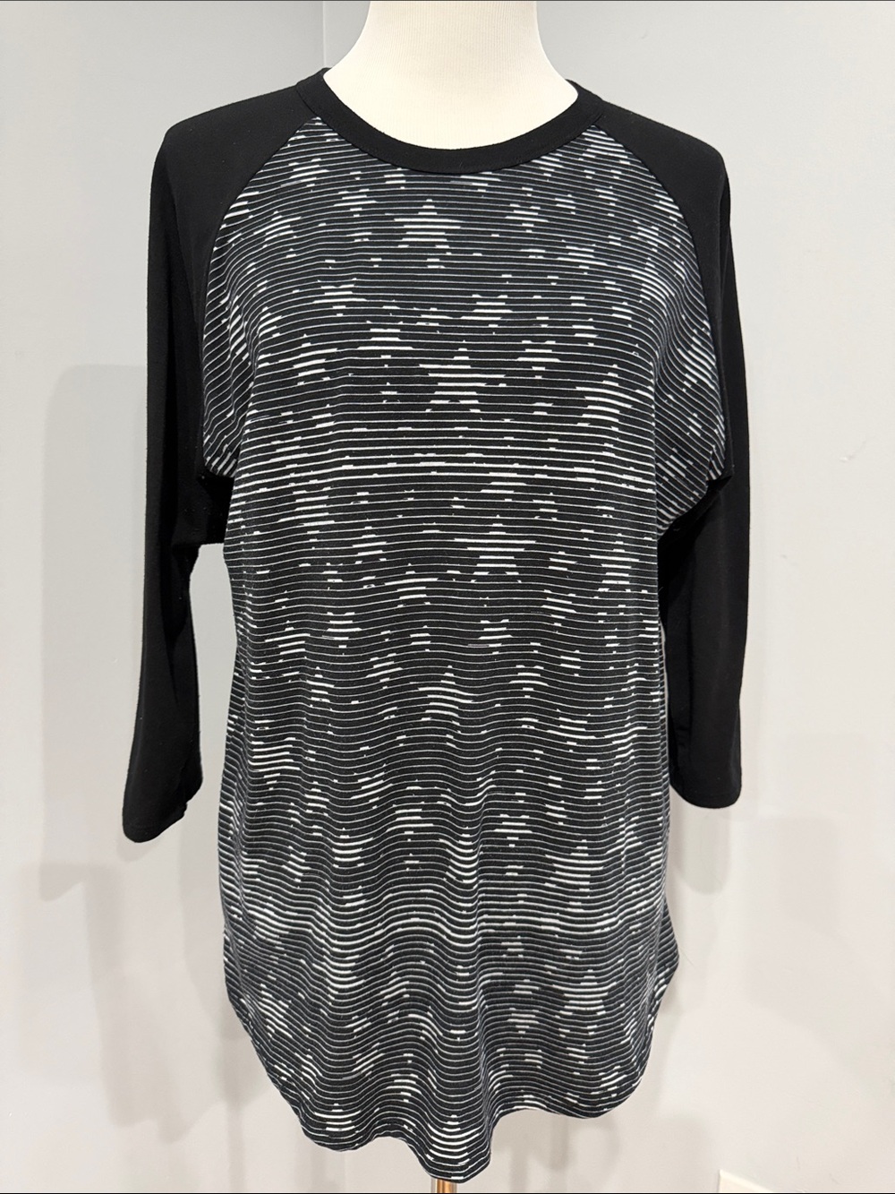 LuLaRoe Randy- Black & White Raglan Star-Striped Long Sleeve Top